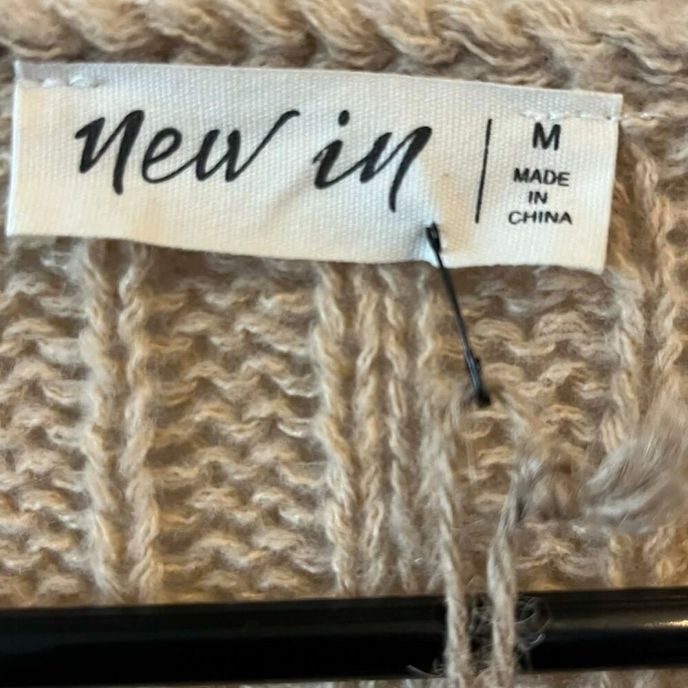 New in Mocha Cable Knit Cardigan with pastel Yarn Flowers Women's size Medium - Picture 6 of 6